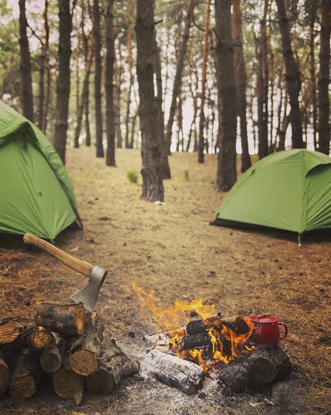 在森林中露营。早餐在火刑柱的制备. — 图库照片
