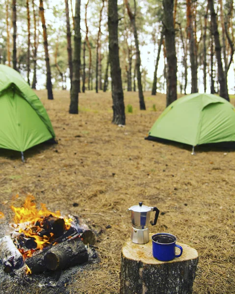 Camping w lesie. Przygotowanie śniadania na stosie. — Zdjęcie stockowe