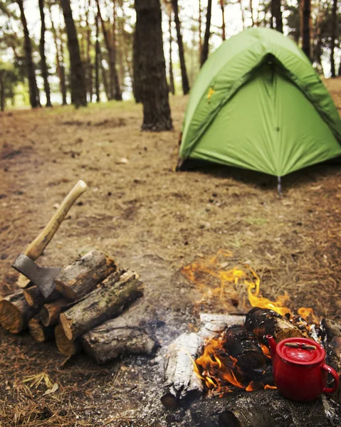 Camping w lesie. Przygotowanie śniadania na stosie. — Zdjęcie stockowe