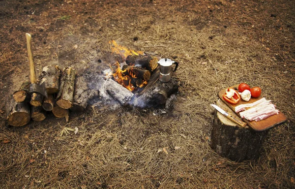 Zelten im Wald. Zubereitung des Frühstücks auf dem Scheiterhaufen. — Stockfoto