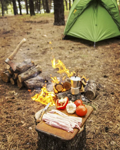 Camping in the forest. Preparation of breakfast at the stake. — Stock Photo, Image