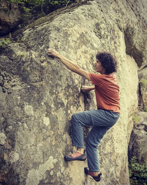 Escalador para escalar uma grande parede . — Fotografia de Stock