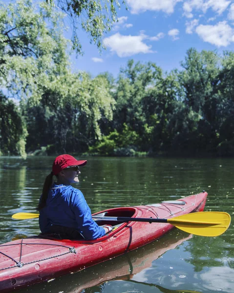 Une fille descend la rivière en kayak . — Photo