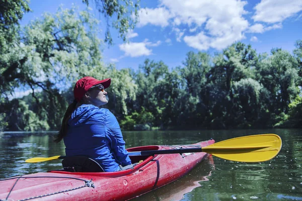 Une fille descend la rivière en kayak . — Photo