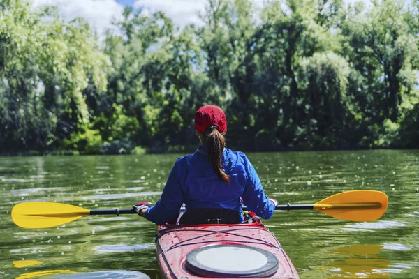Une fille descend la rivière en kayak . — Photo