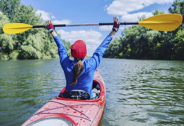 Une fille descend la rivière en kayak . — Photo