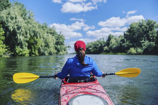 Una chica viaja río abajo en un kayak . —  Fotos de Stock