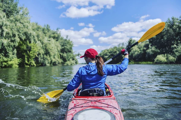 Une fille descend la rivière en kayak . — Photo