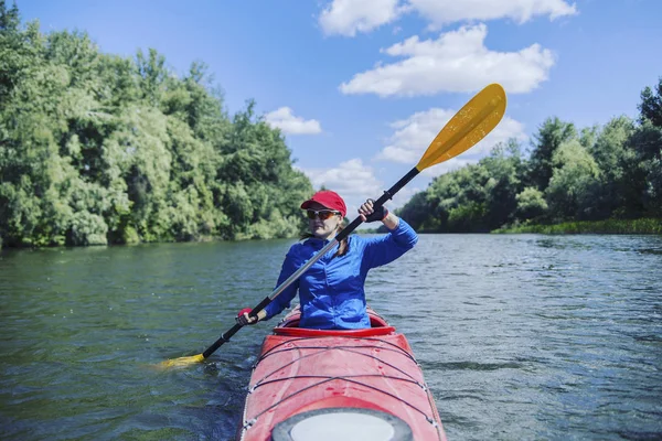 Una chica viaja río abajo en un kayak . —  Fotos de Stock