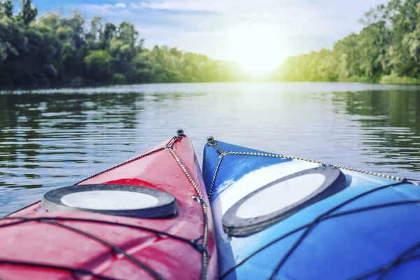 Un homme radeaux sur un kayak sur la rivière par une journée ensoleillée . — Photo