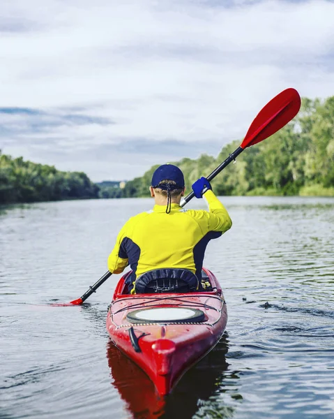 A man rafts on a kayak on the river in a sunny day. — Stock Photo, Image