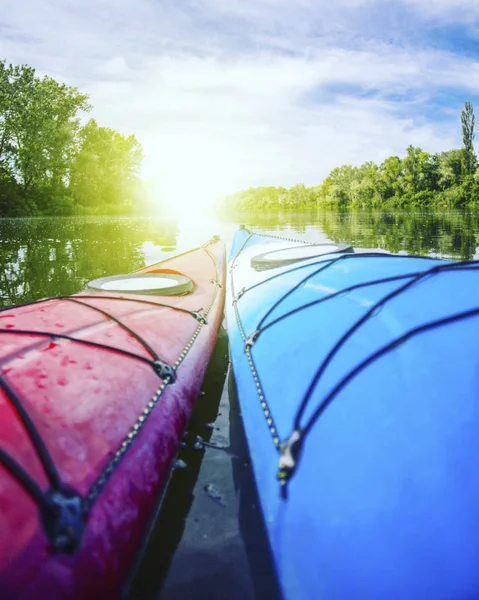 A man rafts on a kayak on the river in a sunny day. — Stock Photo, Image