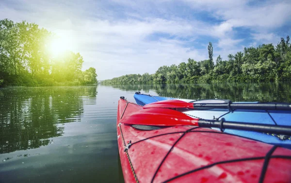 A man rafts on a kayak on the river in a sunny day. — Stock Photo, Image