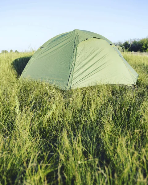 A tenda está numa clareira na floresta. . — Fotografia de Stock