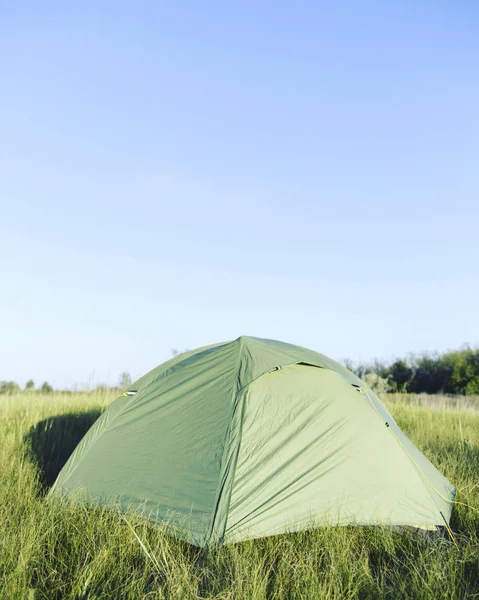 Das Zelt steht auf einer Lichtung im Wald. — Stockfoto