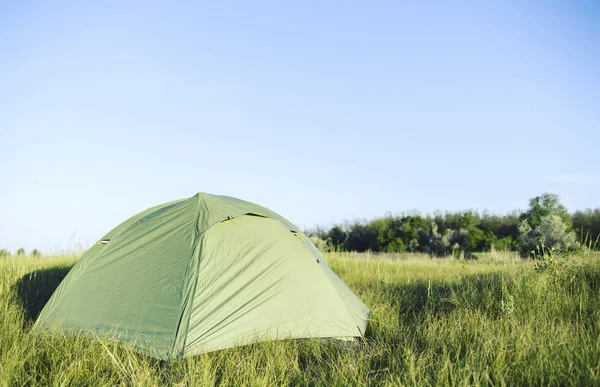 La tenda è in piedi in una radura nella foresta . — Foto Stock