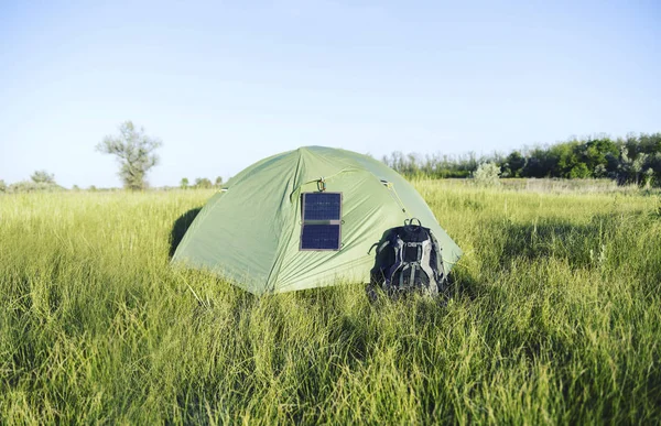 Das Zelt steht auf einer Lichtung im Wald Solarmodul hängt an — Stockfoto