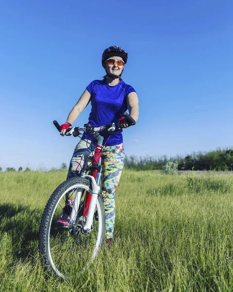 Joven mujer montando bicicleta de montaña en la naturaleza . —  Fotos de Stock