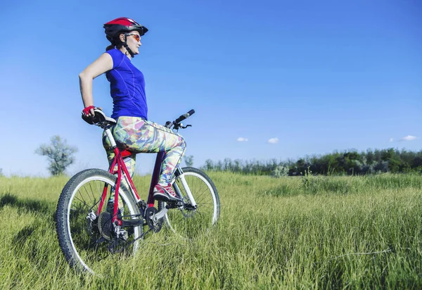 Joven mujer montando bicicleta de montaña en la naturaleza . —  Fotos de Stock