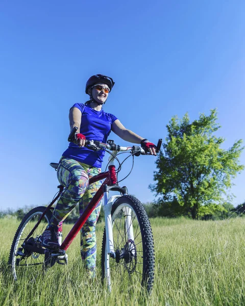 Joven mujer montando bicicleta de montaña en la naturaleza . —  Fotos de Stock