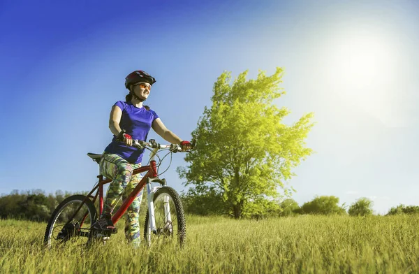 Joven mujer montando bicicleta de montaña en la naturaleza . —  Fotos de Stock