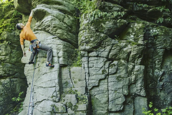 Een jonge man klimt in een canyon. — Stockfoto