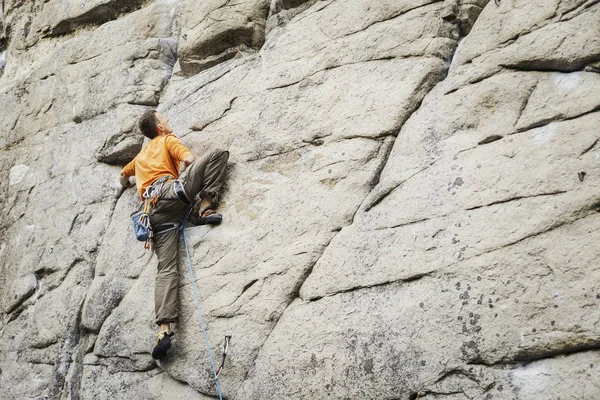 Un jeune homme monte dans un canyon . — Photo