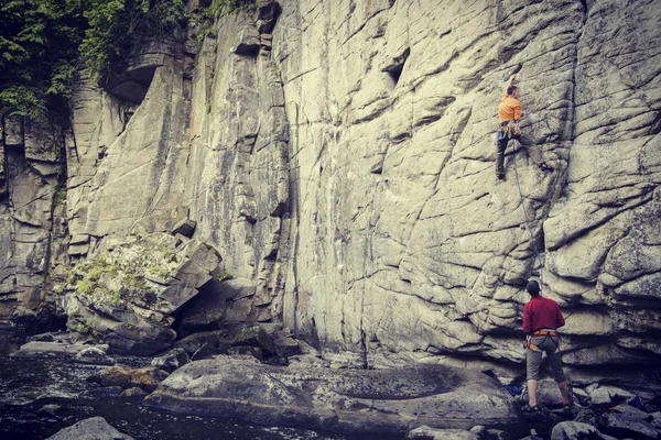 A young man climbs in a canyon. — Stock Photo, Image