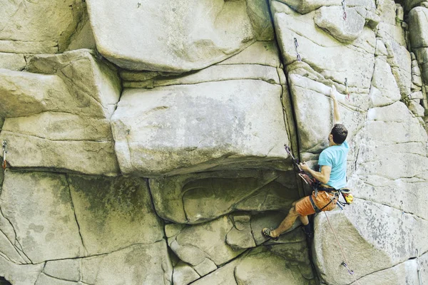 A young man climbs in a canyon. — Stock Photo, Image