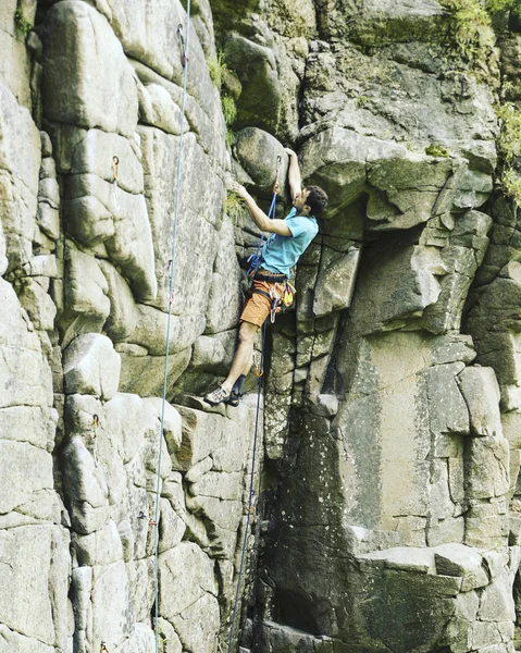 Genç bir adam bir kanyonda tırmanıyor. — Stok fotoğraf