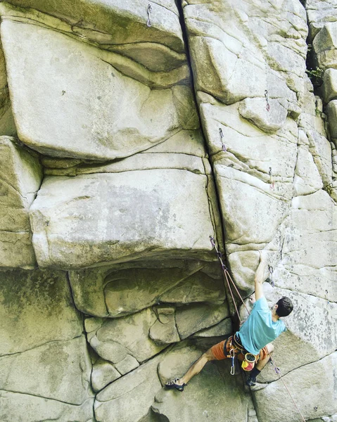 Een jonge man klimt in een canyon. — Stockfoto