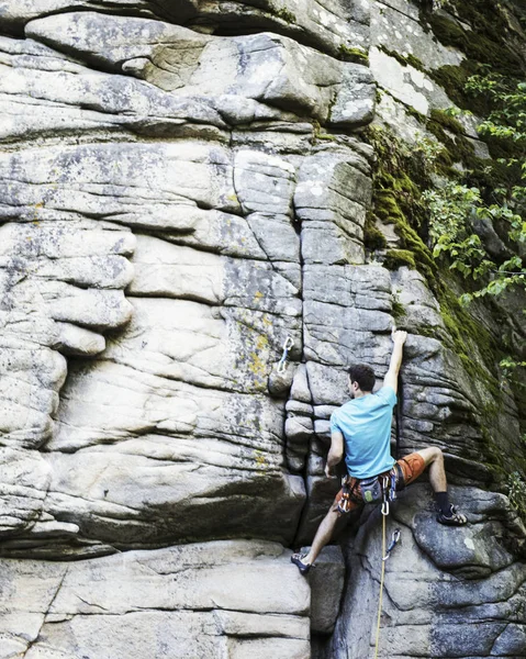 Een jonge man klimt in een canyon. — Stockfoto