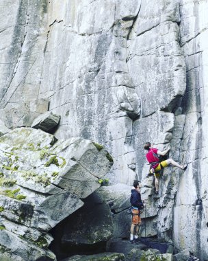 Genç bir adam bir kanyonda tırmanıyor.