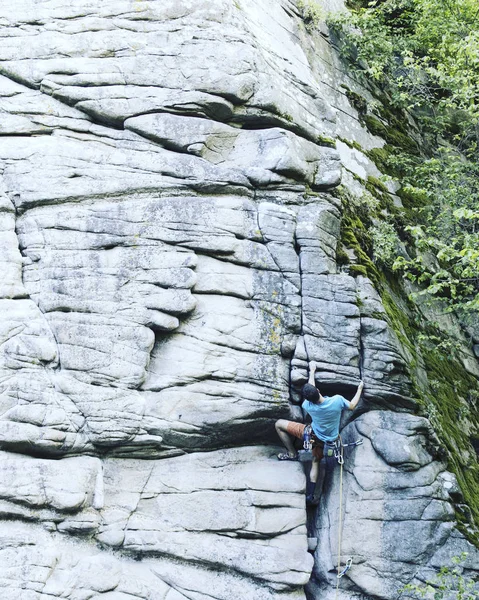 Een jonge man klimt in een canyon. — Stockfoto