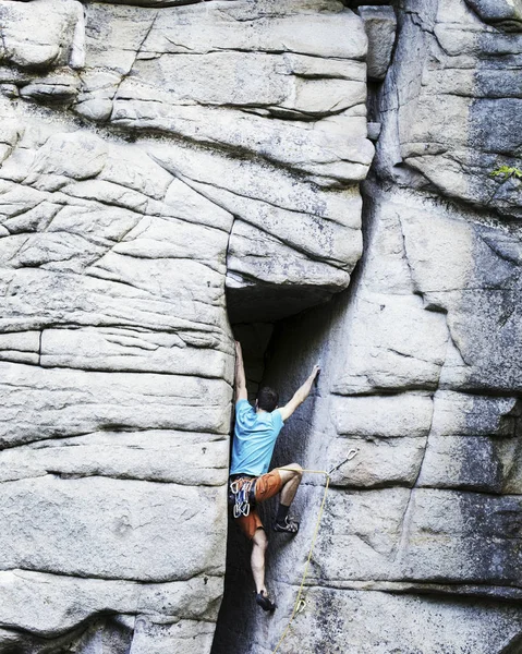 A young man climbs in a canyon. — Stock Photo, Image