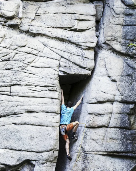 Un tânăr urcă într-un canion . — Fotografie, imagine de stoc