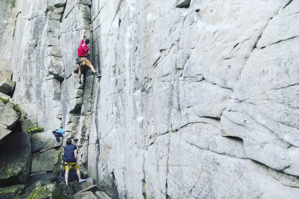 A fiatalember felmászik a Canyon. — Stock Fotó