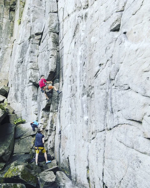 Un ragazzo sale in un canyon . — Foto Stock