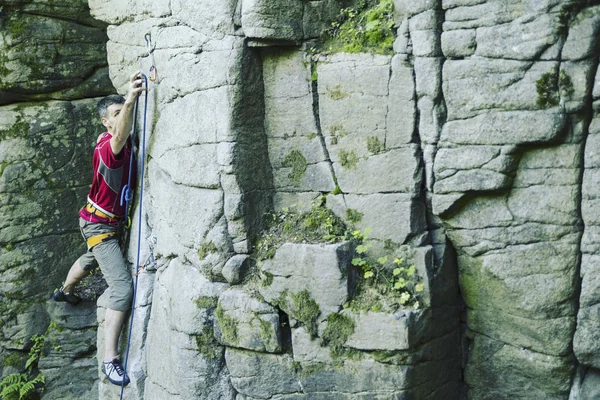 Un ragazzo sale in un canyon . — Foto Stock