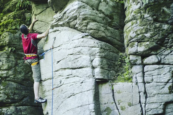 Genç bir adam bir kanyonda tırmanıyor. — Stok fotoğraf