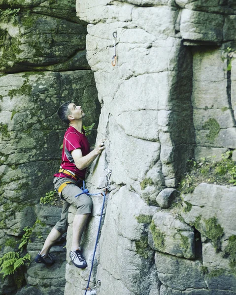 Ein junger Mann klettert in eine Schlucht. — Stockfoto