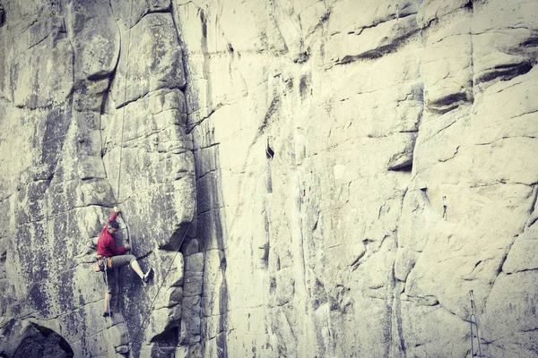 En ung man klättrar i en kanjon. — Stockfoto