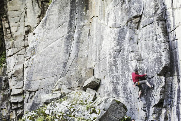 Ein junger Mann klettert in eine Schlucht. — Stockfoto