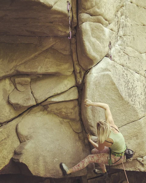 Jovem atraente escalador feminino escalada rota desafiadora — Fotografia de Stock