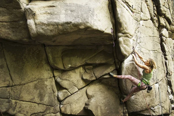 Jonge aantrekkelijke vrouwelijke rock klimmer uitdagende route klimmen — Stockfoto