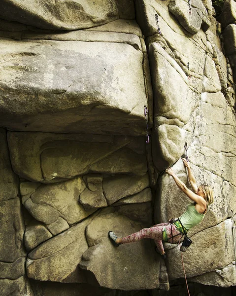 Νέοι ελκυστική γυναίκα ροκ ορειβάτης σκαρφαλώνοντας προκλητική διαδρομή — Φωτογραφία Αρχείου