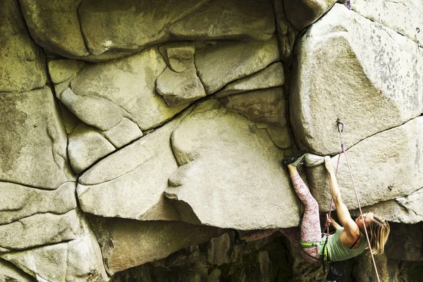 Joven escalador femenino atractivo escalando ruta desafiante —  Fotos de Stock