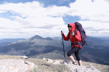 Gezgin kadın sırt çantası ile dağlarda seyahat Lifestyl hiking