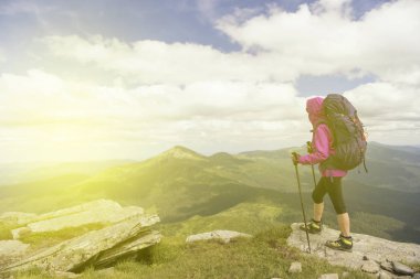 Gezgin kadın sırt çantası ile dağlarda seyahat Lifestyl hiking