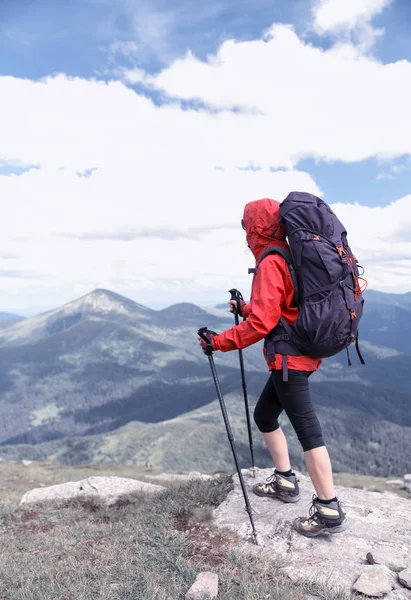 Viajero Mujer senderismo en las montañas con mochila Travel Lifestyl —  Fotos de Stock